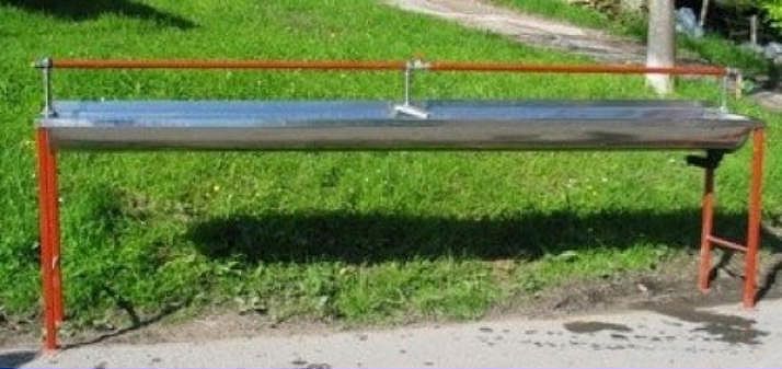 Handwaschtrog mit Wasseranschluss